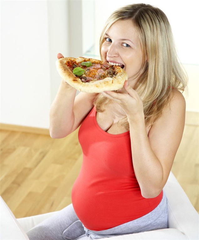 Во время беременности хочется. Неправильное питание. Девушка с едой.